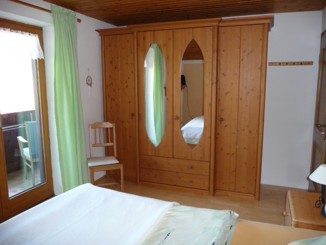 Schlafzimmerschrank aus biologischem Fichtenholz