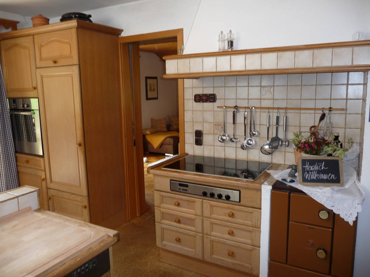 Küche mit Zugang zum Wohnzimmer